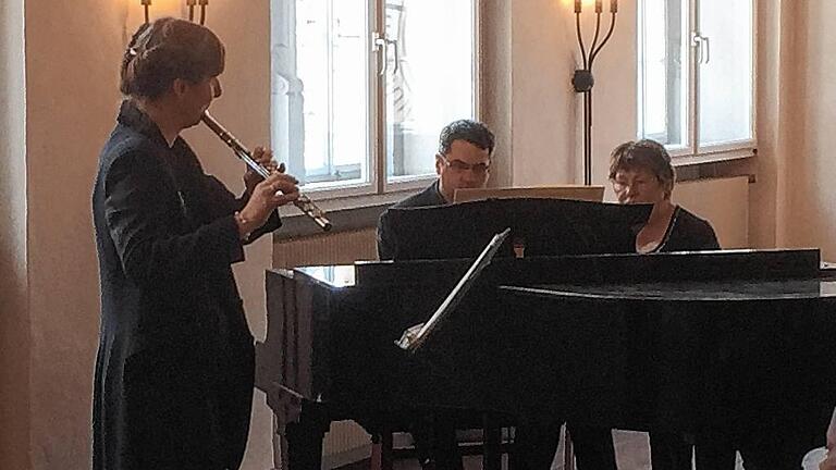 Konzert für einen guten Zweck       -  (ela)   Am vergangenen Sonntag fand im Rathaus der Gemeinde Sulzfeld am Main ein Benefizkonzert für die Flüchtlingshilfe der Caritas Kitzingen statt. Das Konzert wurde von Astrid Schiller organisiert, die auch als Flötistin persönlich mit Burkhard Lutz am Klavier, mitwirkte. Die zahlreichen Zuhörer des Konzerts waren laut Pressemitteilung der Gemeinde Sulzfeld begeistert von den Vorträgen. Gespielt wurden Musikstücke von Anonymous, Robert Schumann, Franz Schubert und Carl Reinecke. Das Publikum spendete neben lang anhaltenden Applaus für die Künstler auch einen annehmbaren Geldbetrag für den Arbeitskreis für Flüchtlingshilfe, heißt es am Ende des Presseberichts.