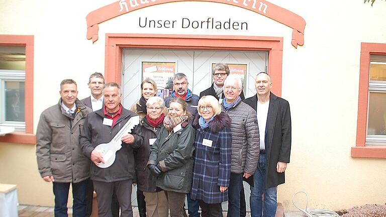 Erinnerungsbild zur Eröffnung des neuen Dorfladens: (von links) Landtagsabgeordneter Thorsten Schwab, Landrat Thomas Schiebel, Geschäftsführer Edgar Kaes (mit Schlüssel), Bürgermeisterin Thea Kohlross, Leitender Baudirektor Robert Bromma, Ramona Pfenning, Steffen Straub, Kreisrat Christian Baier und einige Gesellschafter des Dorfladens. Erinnerungsbild zur Eröffnung des neuen Dorfladens: (von links) Landtagsabgeordneter Thorsten Schwab, Landrat Thomas Schiebel, Geschäftsführer Edgar Kaes (mit Schlüssel), Bürgermeisterin Thea Kohlross, Leitender Baudirektor Robert Bromma, Ramona Pfenning, Steffen Straub, Kreisrat Christian Baier und einige Gesellschafter des Dorfladens.