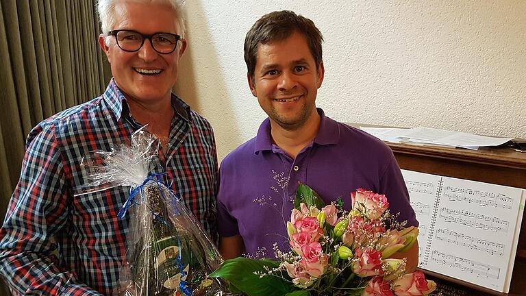 Der Vorsitzende des Singkreises Brendlorenzen, Armin Schäfer, dankte Wolfgang Schleyer (rechts) für seine 20-jährige Dirigententätigkeit im Singkreis Brendlorenzen. Der Vorsitzende des Singkreises Brendlorenzen, Armin Schäfer, dankte Wolfgang Schleyer (rechts) für seine 20-jährige Dirigententätigkeit im Singkreis Brendlorenzen.