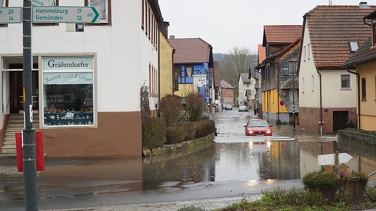In Gräfendorf war am Freitag zum wiederholten Male die Hauptstraße überschwemmt. In Gräfendorf war am Freitag zum wiederholten Male die Hauptstraße überschwemmt. 