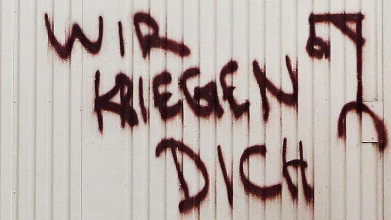 Kommunalpolitikerinnen und Kommunalpolitiker sind zunehmend strafbaren Attacken ausgesetzt (Symbolbild). In Unterfranken gab es deswegen besonders viele Strafanzeigen. Kommunalpolitikerinnen und Kommunalpolitiker sind zunehmend strafbaren Attacken ausgesetzt (Symbolbild). In Unterfranken gab es deswegen besonders viele Strafanzeigen.