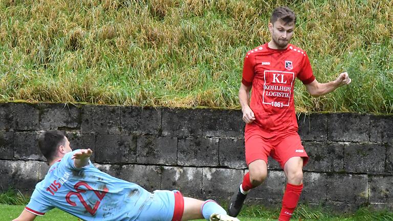 Ein gelungenes Dribbling zeigt hier Fuchsstadts Dominik Halbig gegen den Röllbacher Noah Markert.       -  Ein gelungenes Dribbling zeigt hier Fuchsstadts Dominik Halbig gegen den Röllbacher Noah Markert.