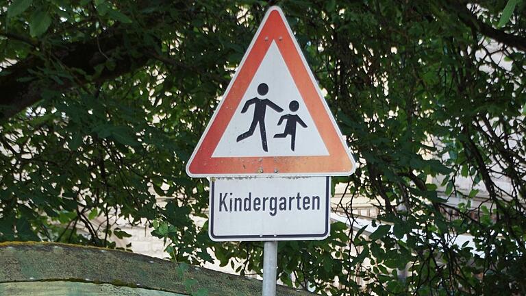 Intensiv diskutiert wurde im Stadtrat Eltmann über die Kindergartengebühren. Auf rund 780.000 Euro summierte sich das städtische Defizit für die beiden städtischen Kindergärten im vergangenen Jahr. Und 2025 wird das neue Kindergartengebäude zusätzlich in Betrieb gehen. Intensiv diskutiert wurde im Stadtrat Eltmann über die Kindergartengebühren. Auf rund 780.000 Euro summierte sich das städtische Defizit für die beiden städtischen Kindergärten im vergangenen Jahr. Und 2025 wird das neue Kindergartengebäude zusätzlich in Betrieb gehen.