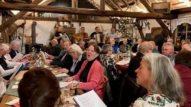 Beste Stimmung herrschte beim Offenen Singen in Roswithas Hütte in Urspringen, zu dem die Freunde fränkischen Brauchtums eingeladen hatten. Beste Stimmung herrschte beim Offenen Singen in Roswithas Hütte in Urspringen, zu dem die Freunde fränkischen Brauchtums eingeladen hatten.
