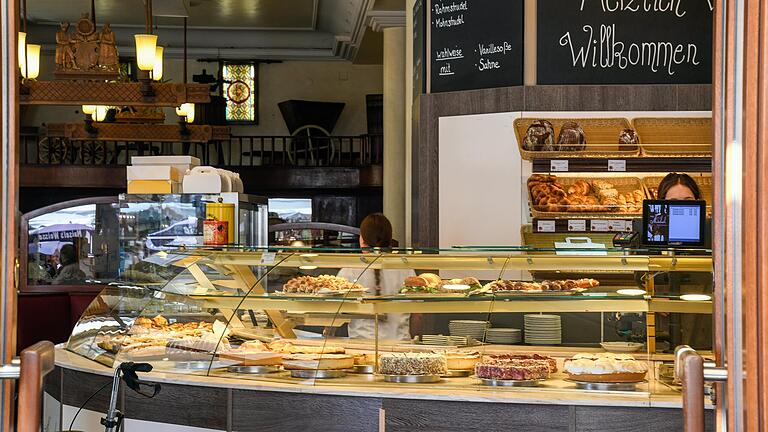 Nach über 100 Jahren Familientradition verlässt Melanie Michel das Cafe Michel. Familie Michel bleibt Verpächter der Immobilie. Die neue Pacht übernimmt die Firma BrotHaus. Nach über 100 Jahren Familientradition verlässt Melanie Michel das Cafe Michel. Familie Michel bleibt Verpächter der Immobilie. Die neue Pacht übernimmt die Firma BrotHaus.