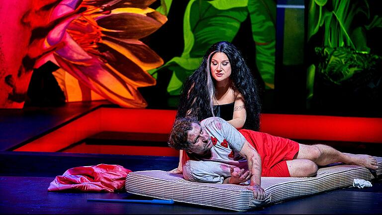 Die Szenen mit Parsifal (Andreas Schager) und Kundry (Elina Garanca) müssen sich gegen allerhand optische Albernheiten behaupten. Die Szenen mit Parsifal (Andreas Schager) und Kundry (Elina Garanca) müssen sich gegen allerhand optische Albernheiten behaupten.