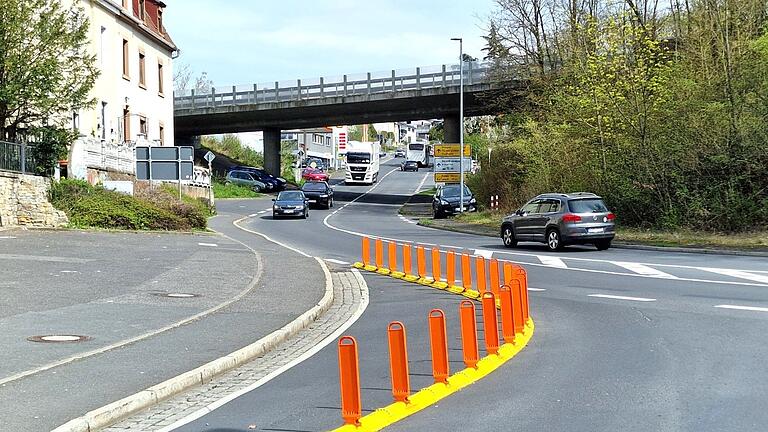 Vor dem Restaurant-Hotel Etna wurde für den von der Kreisstraße WÜ3 in den Veitshöchheimer Altort abfließenden Verkehr die Fahrbahn durch gelbe Leitschwellen mit roten Leuchtbügeln eingeengt. Vor dem Restaurant-Hotel Etna wurde für den von der Kreisstraße WÜ3 in den Veitshöchheimer Altort abfließenden Verkehr die Fahrbahn durch gelbe Leitschwellen mit roten Leuchtbügeln eingeengt.