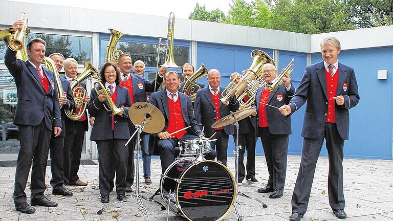 Die Werkskapelle unter ihrem musikalischen Leiter Thomas Fürst (rechts) wird weiterspielen, auch wenn das Kernkraftwerk Grafenrheinfeld bald abgeschaltet wird.
Foto: D. Schneider