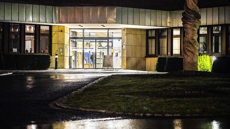 22 Corona-Patienten aus dem Landkreis Haßberge werden derzeit stationär im Krankenhaus behandelt, drei davon auf der Intensivstation. Das Bild zeigt den Eingang des Haßfurter Krankenhauses.