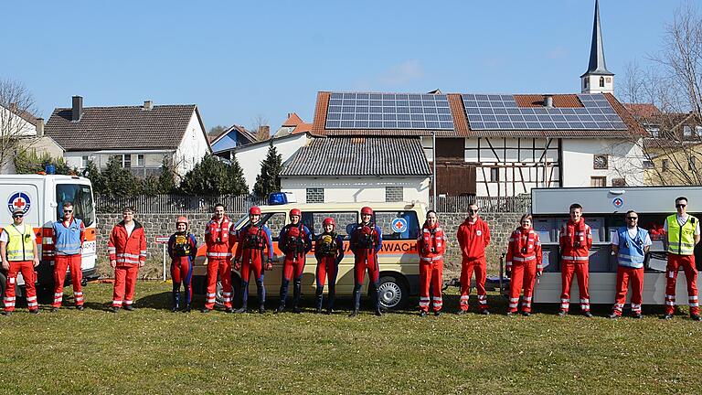 Bestanden hieß es nach Lehrgangsabschluss für die Rettungsschwimmerinnen und Rettungsschwimmer. Das Bild zeigt sie zusammen mit den Ausbildern und Helfern.