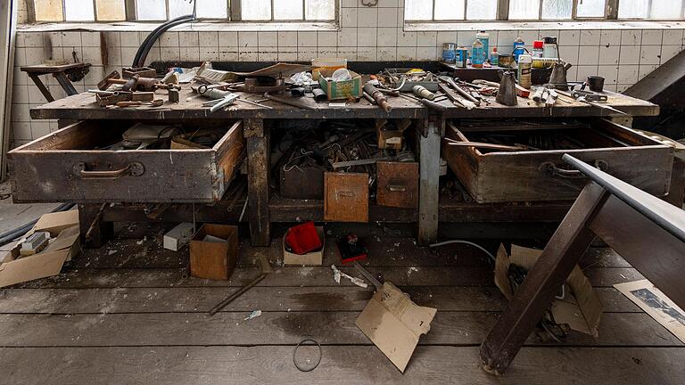 So sieht es in etlichen Büros aus: Lost-Places-Gänger durchwühlten alles und ließen Etliches am Boden liegen.