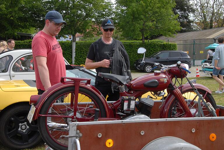 Ein Anlass zum Fachsimpeln bot dieses historische Motorrad.