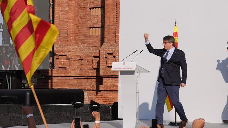 Kundgebung zum Empfang Puigdemonts       -  Separatistenführer Carles Puigdemont am Donnerstag bei seinem Kurzauftritt in Barcelona. Am nächsten Tag schrieb er auf X, er sei wieder in Belgien. (Archivbild)