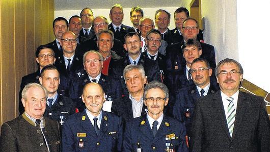 Diese Männer der Freiwilligen Feuerwehr Sand wurden für 25 oder für 40 Jahre aktive Dienstzeit geehrt. Eine besondere Ehrung erfuhr der Leiter des Atemschutzzentrums Knetzgau, KBI Werner Stumpf (vorne 2. von rechts). Die Ehrungen nahmen (vorne, von links) der stellvertretende Landrat Günther Geiling, KBI Georg Pfrang und Bürgermeister Bernhard Ruß (vorne rechts) vor.