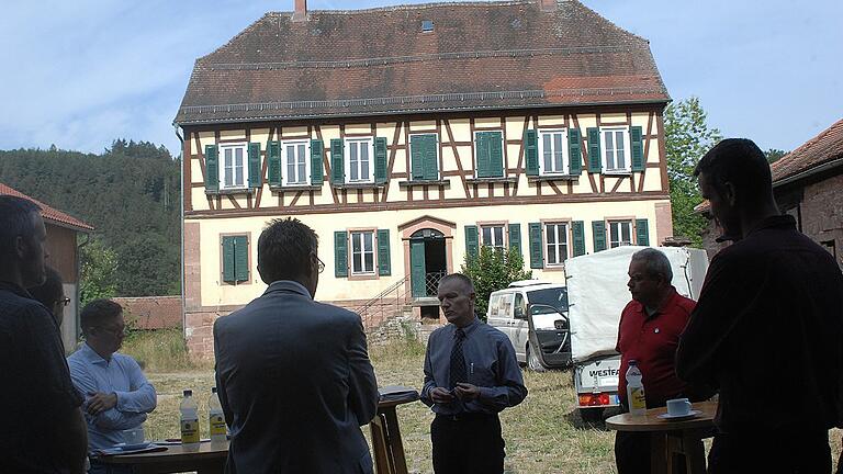 Im Schatten der Scheune: Ministerialrat Friedrich Nebl mit Vertretern der verschiedenen Spessart-Verbände. Im Hintergrund das Haupthaus des Vierseithofs, das zum Museum ausgebaut werden soll. Im Schatten der Scheune: Ministerialrat Friedrich Nebl mit Vertretern der verschiedenen Spessart-Verbände. Im Hintergrund das Haupthaus des Vierseithofs, das zum Museum ausgebaut werden soll.