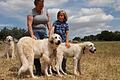 Christiane Geiger mit Sohn Emil und den jungen Herdenschutzhunden Patou (links) und Paulette. Im Hintergrund wacht Uschi.