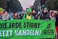 Aktivisten von 'Extinction Rebellion' mit einem Banner bei den Protesten an der Berliner Siegessäule.