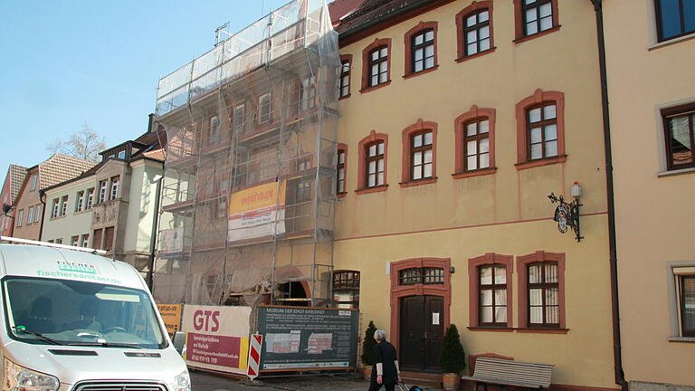 Links der Gebäudeteil Hauptstraße 9, der gerade saniert wird, rechts das Stadtgeschichtliches Museum.