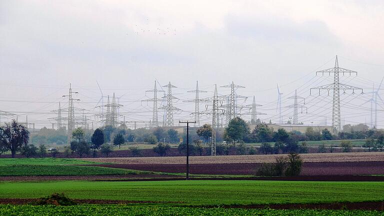 Die Strommasten-Landschaft rund um Bergrheinfeld: Hier im Bereich Bergrheinfeld-West soll ein SuedLink-Abschnitt enden.