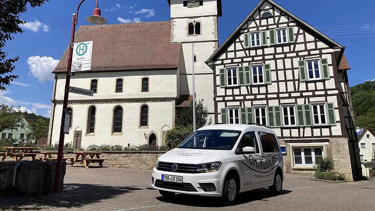 Ein Ruftaxi der Firma Pflüger an der Haltestelle 'Münster, Ort'.