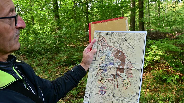 Norbert Deckert zeigt auf einer historischen Karte die Lage der ehemaligen Keltenschanze.