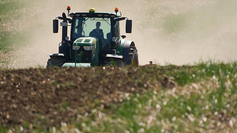 Auch die Landwirtinnen und Landwirte spüren die Folgen des Ukraine-Kriegs. Im Bild ist ein Traktor samt Fahrerin bei der Feldbearbeitung zu sehen (Symbolbild).