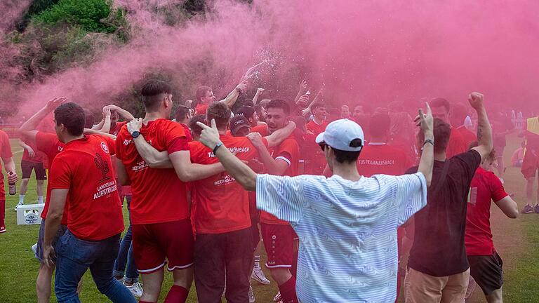 Feierten ausgelassen, aber verboten: Die Anhänger des TuS Frammersbach nach der Meisterschaft in der Bezirksliga West.