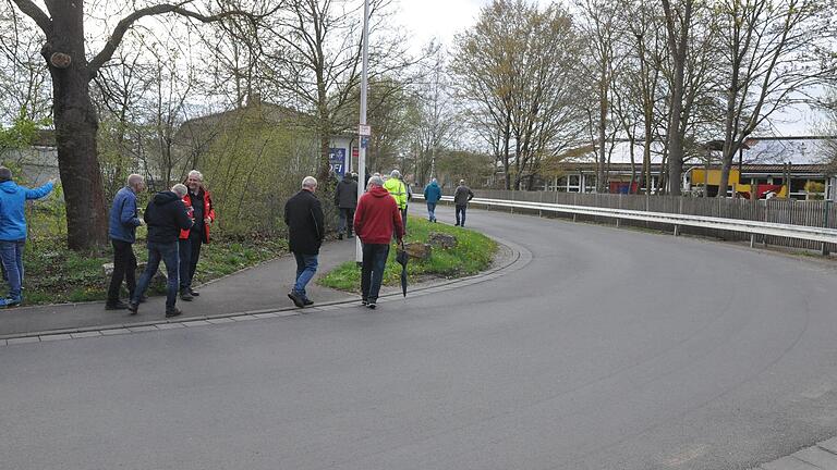 Ortsbegehung in Werneck: Pläne für eine Entschärfung der Kurve beim Kindergarten im Bühlweg gibt es. Dazu müsste aber die Kastanie (links im Bild) weichen.