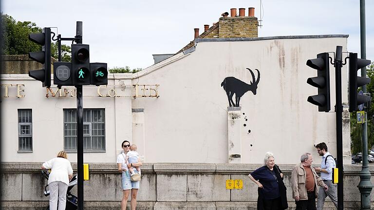 Banksys neues Werk in London - Steinbock an einer Wand       -  Manch ein Banksy-Fan sah in dem Steinbock ein Symbol für die rechtsextremistischen Ausschreitungen im Land.