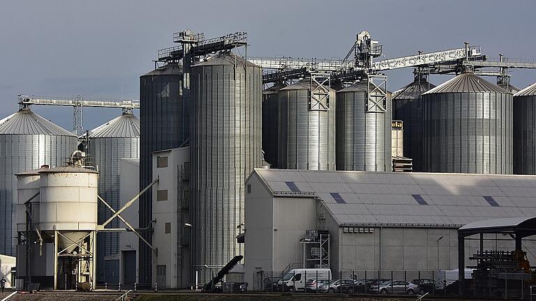 Die Silos der BayWa am Hafenbecken, die als Vollsortimenter Landwirte mit sämtlichen Betriebsmitteln und Produkten versorgt.