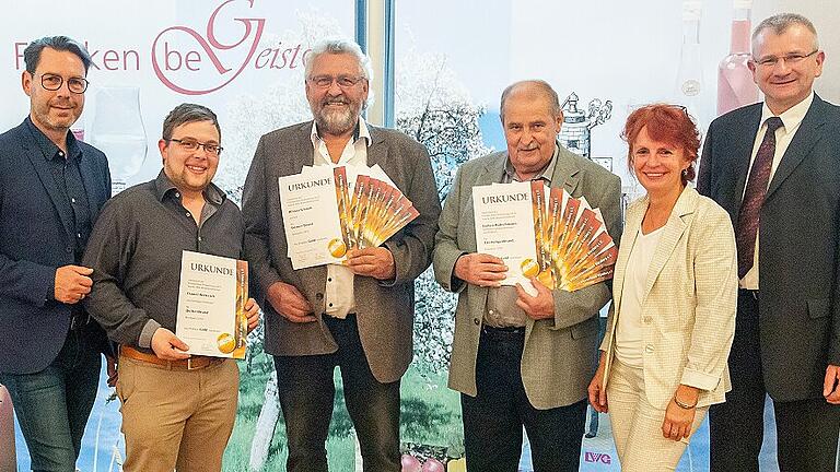 Mehrere Brenner aus dem Landkreis Haßberge erhielten Auszeichnungen für ihre Produkte. Das Bild zeigt (von links): Mathias Krönert (Brennereifachberater an der Bayerischen Landesanstalt für Weinbau und Gartenbau-LWG), Daniel Herterich (Eschenau), Hilmar Schmitt (Zeil), Johann Reitinger (Prappach), Andrea Bätz (Geschäftsführerin des Fränkischen Klein- und Obstbrennerverbandes) und Hubert Fröhlich (Vorsitzender des Klein- und Obstbrennerverbandes).