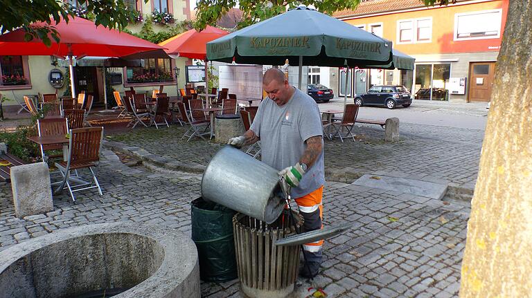 Ruhig geht's her! Am Oberen Markt leert Marco Walz routiniert die Mülltonnen, während die Anwohner noch tief schlafen. Ruhig geht's her! Am Oberen Markt leert Marco Walz routiniert die Mülltonnen, während die Anwohner noch tief schlafen.
