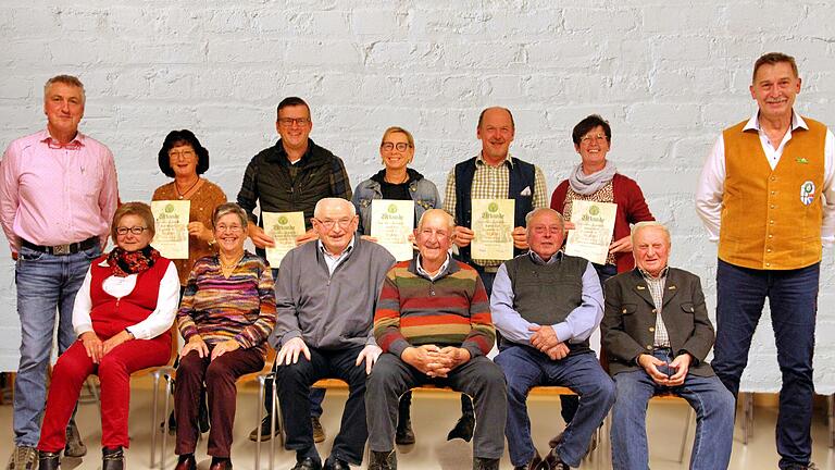Der Rhönklubzweigverein Schondrahöhe zeichnete treue Mitglieder aus (hinten, von links):  Stefan Bornkessel (stellvertretender Vorsitzender), Jutta Wegener. Steffen Koberstein, Katja Lutz, Robert Koch, Doris Görke, Alexander Zöller (Vorsitzender) sowie (vorne, von links):  Gisela Koberstein, Ingrid Selbert, Siegfried Koberstein, Albert Koberstein, Albrecht Degen sowie Karl Peter Gärtner.       -  Der Rhönklubzweigverein Schondrahöhe zeichnete treue Mitglieder aus (hinten, von links):  Stefan Bornkessel (stellvertretender Vorsitzender), Jutta Wegener. Steffen Koberstein, Katja Lutz, Robert Koch, Doris Görke, Alexander Zöller (Vorsitzender) sowie (vorne, von links):  Gisela Koberstein, Ingrid Selbert, Siegfried Koberstein, Albert Koberstein, Albrecht Degen sowie Karl Peter Gärtner.