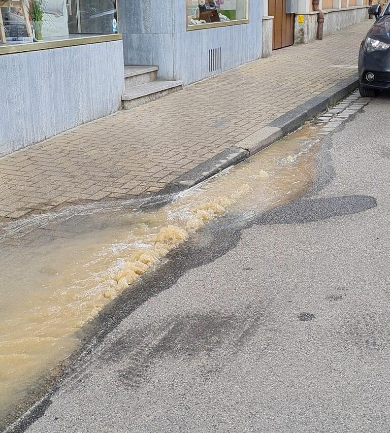 Auf beiden Seiten der Fahrbahn sprudelte am Montagabend in der Bahnhofstraße das Wasser aus dem Untergrund. Grund war ein Wasserrohrbruch.