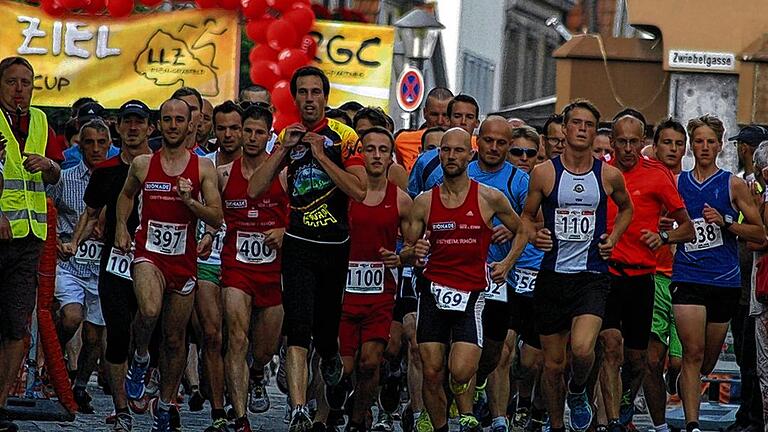 Start frei: Über 200 Frauen und Männer gingen auf die Hauptlaufstrecke rund um den Marktplatz von Bad Neustadt.