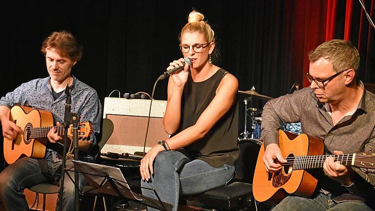 Klaus Neubert, Sophia Weinberger und Niko Wörtmann (von links) von der Band &bdquo;Miss Sophie & the Blues&ldquo; gaben bei der 9. Haßfurter Bluesnacht ein Heimspiel und beeindruckten die Zuhörer zutiefst.