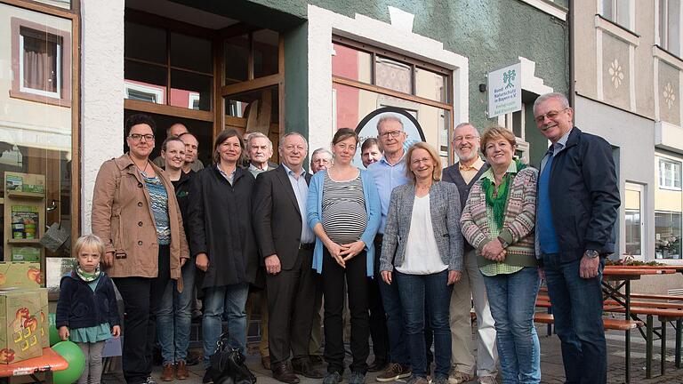 Die Offiziellen freuen sich über das neue BN-Büro und die neue Mitarbeiterin (von links) Klara Hepp, Michaela Reinhard, Silvia Friedel, Robert Hildmann (verdeckt), Claus Schenk, Manuela Rottmann, Ulf Zeidler, Landrat Thomas Bold, Friedrich Mährlein, Simone Hepp, Holger Becker, Franz Zang, Elisabeth Assmann, Waldemar Bug, Brigitte Meyerdierks und Gotthard Schlereth. Foto: Ingo Queck       -  Die Offiziellen freuen sich über das neue BN-Büro und die neue Mitarbeiterin (von links) Klara Hepp, Michaela Reinhard, Silvia Friedel, Robert Hildmann (verdeckt), Claus Schenk, Manuela Rottmann, Ulf Zeidler, Landrat Thomas Bold, Friedrich Mährlein, Simone Hepp, Holger Becker, Franz Zang, Elisabeth Assmann, Waldemar Bug, Brigitte Meyerdierks und Gotthard Schlereth. Foto: Ingo Queck