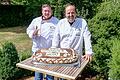 Simon Riethmann (links) ist erster Brotsommelier im Landkreis Main-Spessart. Starkoch Johann Lafer überreichte ihm sein Zeugnis.