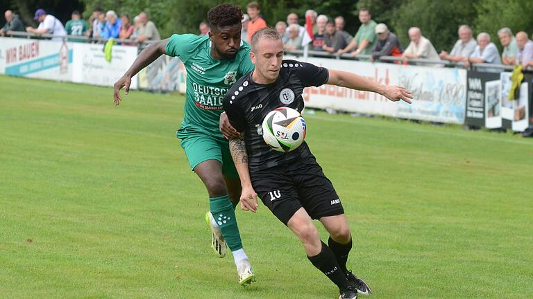 Dominik Englert von der TuS Frammersbach (vorne) setzt sich gegen Yasir Aldijawi vom TSV Großbardorf durch.