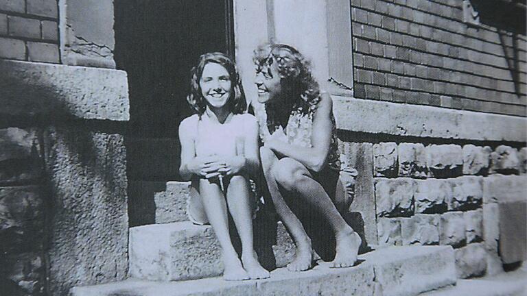 Ende der 1960er-Jahre in Kitzingen: Die junge Susan und ihre Tante Erna sitzen auf den Stufen ihres Wohnhauses in der Wörthstraße 32. Ende der 1960er-Jahre in Kitzingen: Die junge Susan und ihre Tante Erna sitzen auf den Stufen ihres Wohnhauses in der Wörthstraße 32.