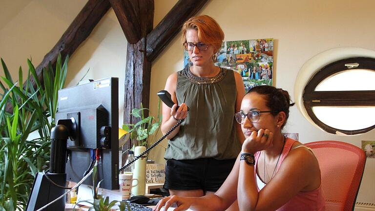 Schon wieder Netzprobleme: Anne Baumann und Johanna Stumpner arbeiten beim Büro für Lebensmittelkunde und Qualität in der Unteren Badersgasse. Für ihre tägliche Arbeit ist das Internet einfach zu langsam. Foto: Ulrike Müller - Schon wieder Netzprobleme: Anne Baumann und Johanna Stumpner arbeiten beim Büro für Lebensmittelkunde und Qualität in der Unteren Badersgasse. Für ihre tägliche Arbeit ist das Internet einfach zu langsam. Foto: Ulrike Müller Schon wieder Netzprobleme: Anne Baumann und Johanna Stumpner arbeiten beim Büro für Lebensmittelkunde und Qualität in der Unteren Badersgasse. Für ihre tägliche Arbeit ist das Internet einfach zu langsam. Foto: Ulrike Müller - Schon wieder Netzprobleme: Anne Baumann und Johanna Stumpner arbeiten beim Büro für Lebensmittelkunde und Qualität in der Unteren Badersgasse. Für ihre tägliche Arbeit ist das Internet einfach zu langsam. Foto: Ulrike Müller