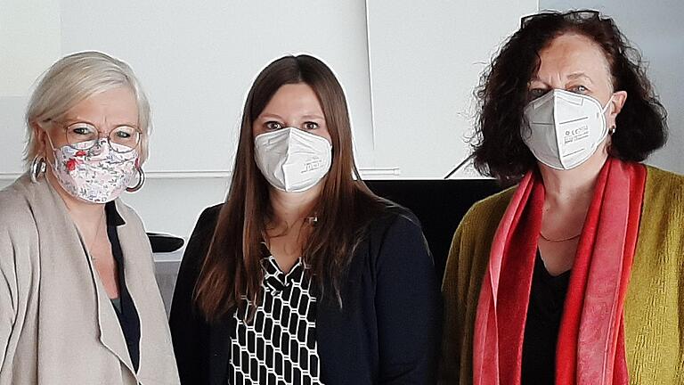 Beim Fachgespräch der Arbeitsgruppe „Frauen in der psychosozialen Versorgung“ in Würzburg (von links) Vorsitzende Sonja Liebig von der Psychosozialen Arbeitsgemeinschaft Frauen (PSAG), Janika Schmidt von Wildwasser und Andrea Beck, die stellvertretende Vorsitzende der PSAG Frauen. Sie ist tätig im „Ambulant betreuten Wohnen“ der Diakonie Würzburg. Beim Fachgespräch der Arbeitsgruppe „Frauen in der psychosozialen Versorgung“ in Würzburg (von links) Vorsitzende Sonja Liebig von der Psychosozialen Arbeitsgemeinschaft Frauen (PSAG), Janika Schmidt von Wildwasser und Andrea Beck, die stellvertretende Vorsitzende der PSAG Frauen. Sie ist tätig im „Ambulant betreuten Wohnen“ der Diakonie Würzburg.