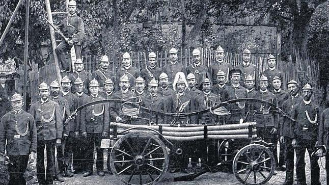 Historische Aufnahme der Freiwilligen Feuerwehr Wittershausen aus dem Jahre 1902. Mit weißem Helmbusch Kommandant Joh. Kilian Sell, mit dunklem Helmbusch: Adjutant Karl Josef Sell.       -  Historische Aufnahme der Freiwilligen Feuerwehr Wittershausen aus dem Jahre 1902. Mit weißem Helmbusch Kommandant Joh. Kilian Sell, mit dunklem Helmbusch: Adjutant Karl Josef Sell.