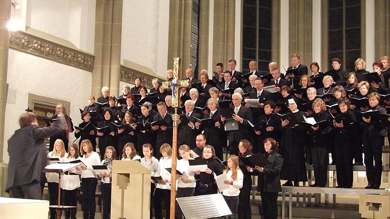 Bei der Europäischen Weihnacht geben  verschiedene Chorgruppen ihr breitgefächertes Repertoire an Liedern zum Besten.       -  Bei der Europäischen Weihnacht geben  verschiedene Chorgruppen ihr breitgefächertes Repertoire an Liedern zum Besten.