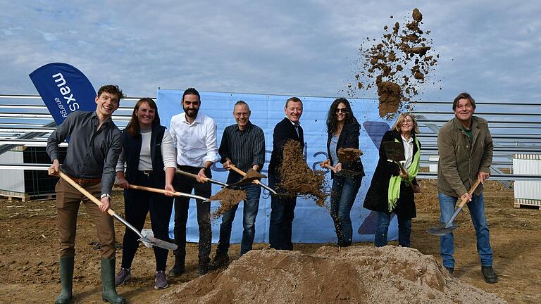 Beim offiziellen Spatenstich für den Solarpark Darstadt (von links): Benno Perchermeier, Julia Landinger und Niklas Scharfenberg (MaxSolar), Stefan Rettner (3. Bürgermeister Gaukönigshofen), Ochsenfurts Bürgermeister Peter Juks, Elke Hanel (MaxSolar), stellvertretende Landrätin Karen Heußner und Grundstückseigentümer Heiner von Zobel.&nbsp;