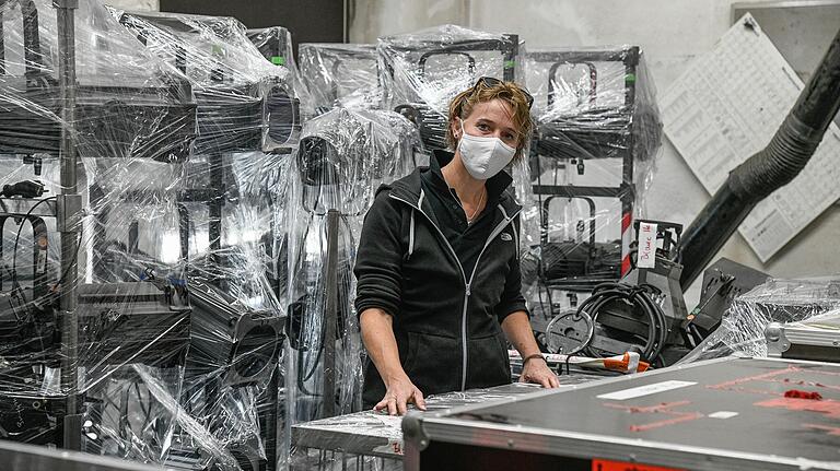 Beleuchtungschefin Mariella von Vequel-Westernach in der ehemaligen Schlosserei, in der verpackte Scheinwerfer lagern. Beleuchtungschefin Mariella von Vequel-Westernach in der ehemaligen Schlosserei, in der verpackte Scheinwerfer lagern.