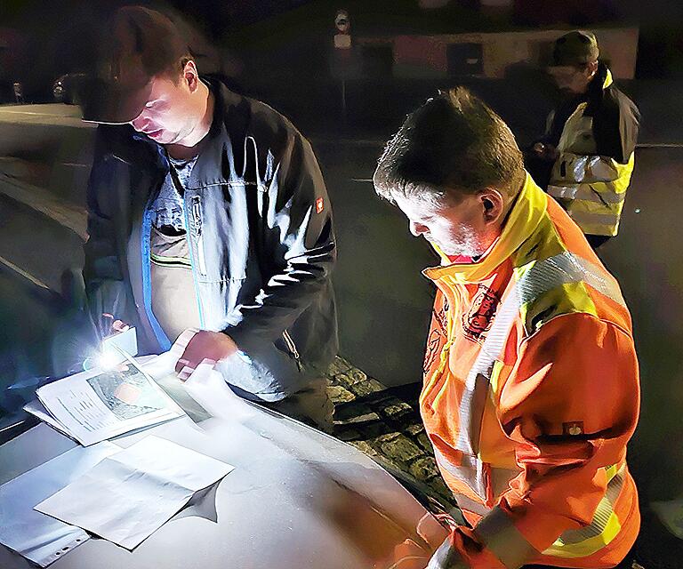 Jens Höhn und Landwirt Sebastian Denninger (von rechts) planen den Ablauf des Einsatzes.