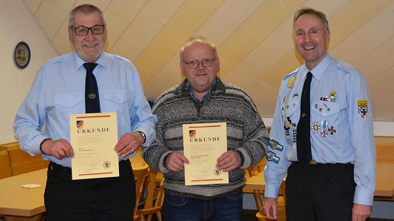 Die Geehrten der Soldaten- und Reservistenkameradschaft (SRK) Schallfeld von links: Herbert Sassmann, Rudolf Finger und Reservistensprecher Peter Pfister.