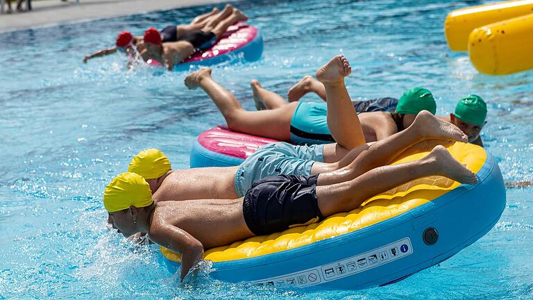 Beste Stimmung bei der Summer Pool Party im Bad Neustädter Triamare: Teamwork war bei vielen Wasserspielen gefordert.