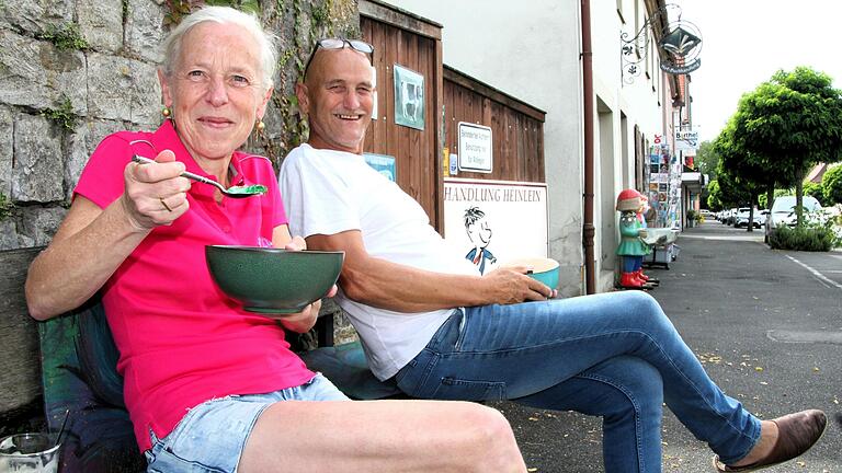 Mittagspause vor ihrer Hofbuchhandlung in Wiesentheid: Marika Heinlein isst grüne Götterspeise. Die Gelüste der Spartathlon-Läuferin wechseln, während eines Extremlaufs mag sie auch gerne mal ein alkoholfreies Bier. Ihr Mann und Lauf-Betreuer Bruno Heinlein grinst.